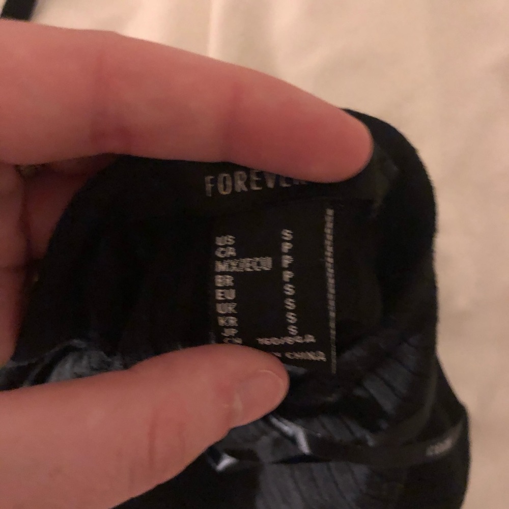 F21 Ribbed Halter Crop Top - Picture 2 of 3